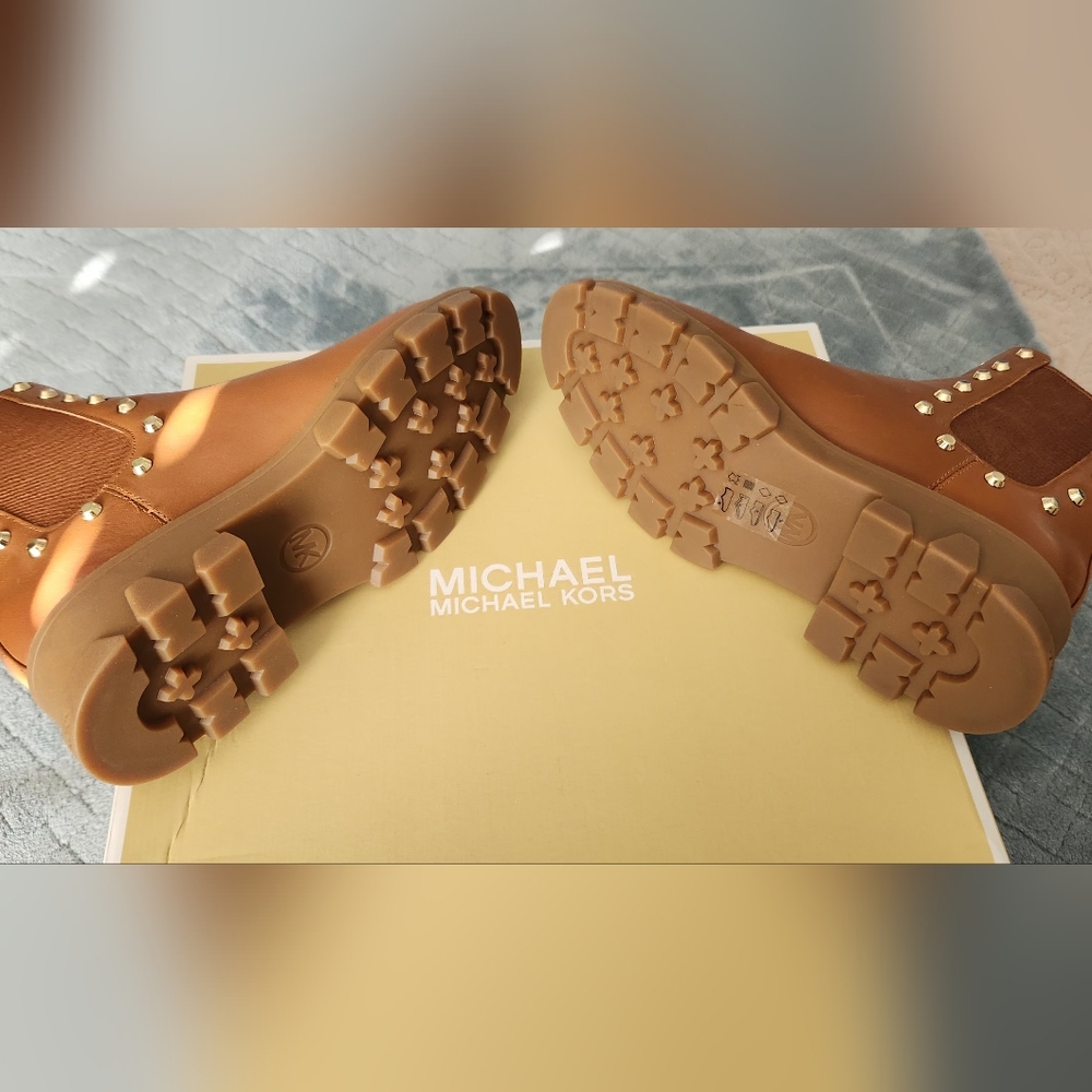 NWOT Michael Kors Leather Ridley Booties. Size 5. - Picture 4 of 14